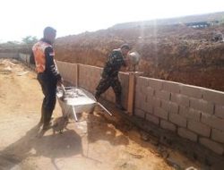 Anggota Satgas TMMD Mengecor Tiang Pagar