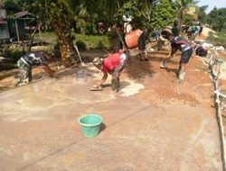 Panas Terik Matahari Membakar Semangat Warga Dan Anggota Satgas TMMD ke-111 Melakukan Pengecoran Jalan