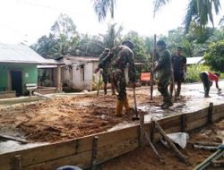 Kerja sama yang baik Anggota satgas TMMD Ke 111 Kodim 1202/Singkawang mengerjakan rabat beton