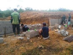 Anggota satgas TMMD Ke 111 Bersama Warga bekerja sama Memasang kembali batako yang Roboh