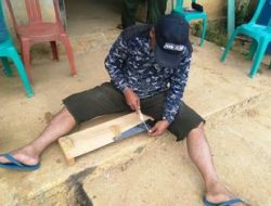 Anggota Satgas TMMD Ke-111 Kodim 1202/Singkawang Tak Kalah Lihai Asah Gergaji