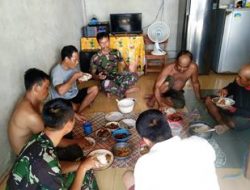 Anggota Satgas TMMD Ke 111 Kodim 1202/Skw Makan Bersama Warga Di Salah Satu Rumah Mereka