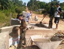 Anggota Satgas TMMD Ke 111 Kodim 1202/Skw Masuk Tahap Plaster Jembatan Beton