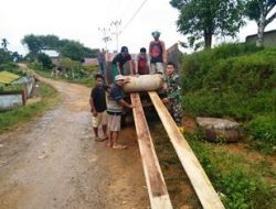 Anggota Satgas TMMD Ke 111 Kodim 1202/Singkawang Bersama Warga Menurunkan Gorong-Gorong