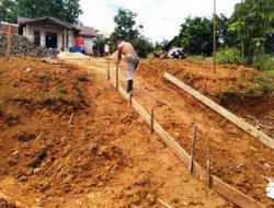 Anggota satgas TMMD Ke 111 Kodim 1202/Singkawang Pasang Papan Mal Untuk Betonisasi Jalan TMMD Ke-111