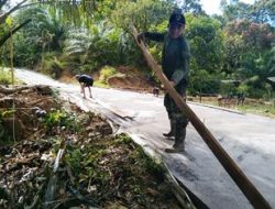 Anggota Satgas TMMD ke 111 Kodim 1202/Singkawang Sedang Membuka Papan mal pondasi Rabat Beton