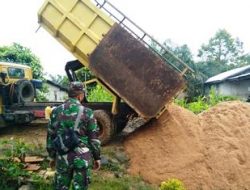 Anggota satgas TMMD Ke 111 Kodim 1202/Singkawang Memandu penurunan material pasir