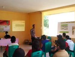 Sosialisasi Bahaya Narkoba oleh Kepolisian Di Kegiatan Non Fisik TMMD Ke 111 Kodim 1202/Skw