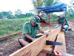 TMMD: Pemotongan Papan Lisplang Dilakukan dengan Penuh Semangat
