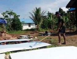 Pengecatan Lisplang dan Papan Sopi-sopi Balai Kampung TMMD
