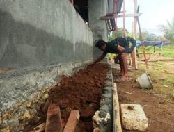 Penimbunan Latar Luar Bangunan Balai Kampung TMMD