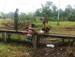 Tak Tinggal Diam, Warga Kampung Dorba Bergegas Bantu Segala Pekerjaan Satgas TMMD