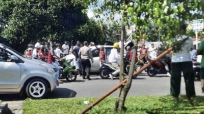Kereta Api Minangkabau Express Hantam Satu Minibus di Lubuk Buaya
