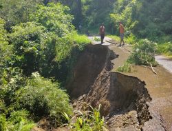 Diguyur Hujan Deras, Jalan Alternatif Balaitangah-Batusangkar Amblas Tak Bisa Dilewati