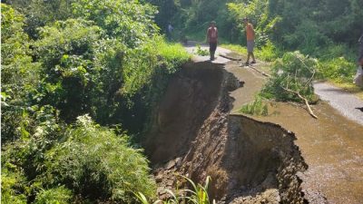 Diguyur Hujan Deras, Jalan Alternatif Balaitangah-Batusangkar Amblas Tak Bisa Dilewati