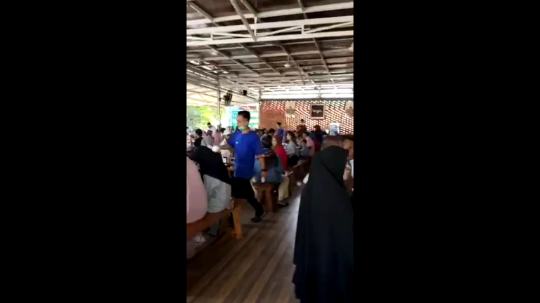 Viral ! Emak-Emak Komentari Soal Prokes Restoran di Padang
