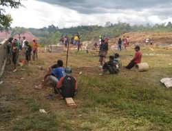 Antusias Warga Membantu Satgas TMMD ke-111 Kodim 1202/Singkawang Pengerjaan Pagar Gereja