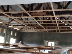 Pemasangan Plafon di Lokasi Pembangunan Balai Kampung TMMD