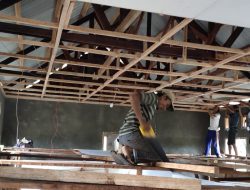 Gotong-royong Pasang Kerangka dan Plafon di Bangunan Gereja TMMD