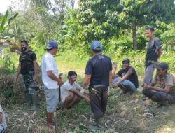 Anggota Satgas TMMD Komsos Dengan Warga