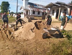 Cuaca Panas Terik bukan halangan anggota Satgas TMMD Tetap Semangat Angkut Pasir Bersama Warga