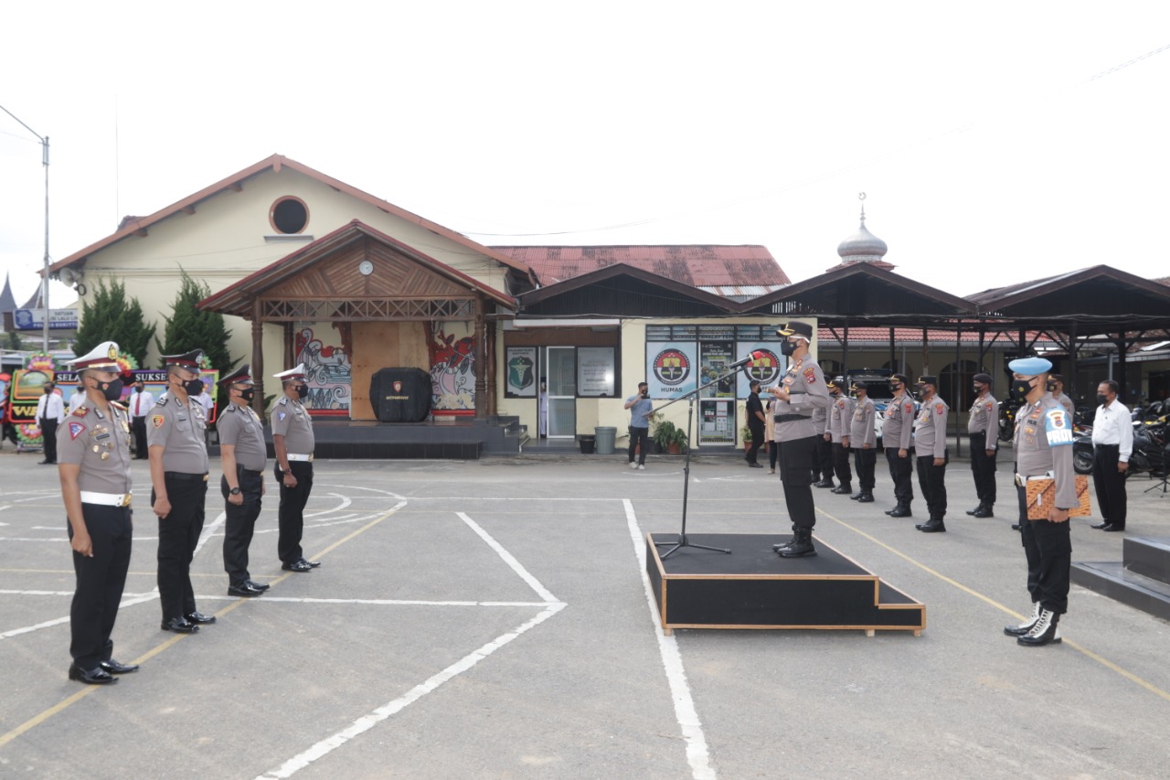 Acara Korps Raport, atau Laporan Kenaikan Pangkat bagi 34 orang personil Polres Bukittinggi