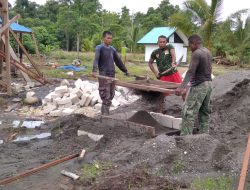 Masyarakat Kampung Dorba dan Satgas TMMD Mengayak Pasir Bersama