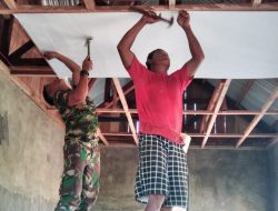 Satgas TMMD dan Warga Pasang Plafon Gereja dengan Hati-hati