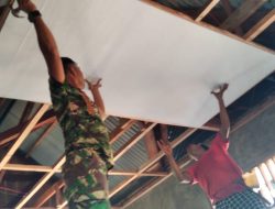Pasang Plafon Balai Kampung, Satgas TMMD dan Warga Tak Lupa Bergotong-royong