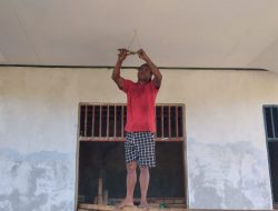 Satgas TMMD Kodim Sarmi Pasang Plafon Bagian Luar Gereja