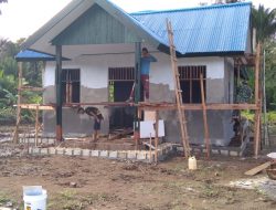 Pemlesteran dan Pasang Bumbungan Rumah Pastori TMMD