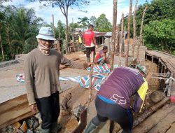 Anggota Satgas TMMD ke 111 Kodim 1202/ Singkawang Ajarkan Pemuda Desa Bertukang