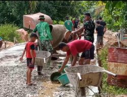 Anak-anak Bantu Anggota Satgas Dalam Bekerja
