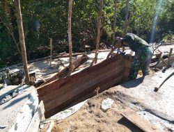 Satgas TMMD Kodim 1202/Skw Ke 111 Pembuatan Pondasi Barrau Jembatan.