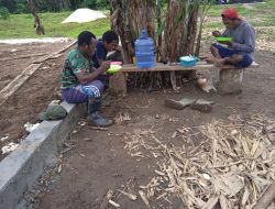 Makan Siang Bersama Tingkatkan Keakraban Satgas TMMD dan Warga