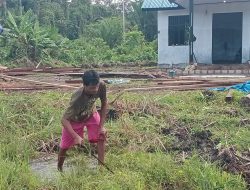 Tokoh Muslim Kampung Dorba Bantu Satgas TMMD