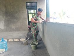 Semangat Satgas TMMD bersama Warga Lakukan Pemlesteran Bangunan