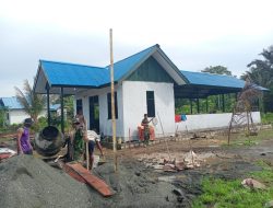 Satgas TMMD dan Warga Bersama-sama Campur Bahan Material Semen dan Pasir