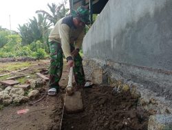 Bunyi Sekop Mengikuti Gerak Tangan Satgas dalam Mengaduk Semen