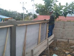 Anggota Satgas TMMD Plester Pagar Gereja ST Kristoforus