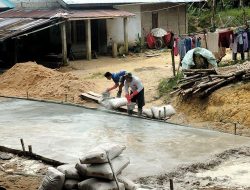 Acian Semen Memperhalus Pengerjaan Jalan Rabat Beton Oleh Satgas TMMD Ke-111 Kodim 1202/Skw