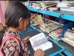 Satgas TMMD Ke 111 Kodim 1202/Skw Mengajak Anak – Anak Untuk Gemar Membaca.