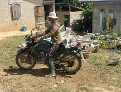 Semangat anggota satgas TMMD menuju lokasi menggunakan sepeda motor