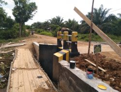 Anggota Satgas TMMD Ke-111 Kodim 1202/Skw Finishing Laksanakan Pengecatan Lembatan