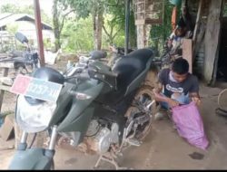 Satgas TMMD Ke 111 Kodim 1202/Skw Memperbaiki Kendaraan Agar Tetap Prima Sebelum Memasuki Lokasi TMMD.