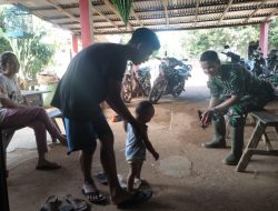 Keren, Anak di Perbatasan Tampak Ceria Saat Bermain Bersama Personel TMMD Ke 111 Kodim 1202/Skw.