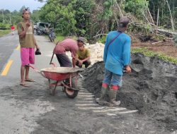Babinsa Pantai Timur Bantu Warga Ambil Pasir Material Bangunan TMMD