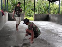 Pengacian Lantai Balai Kampung TMMD Dilakukan dengan Gotong-royong