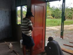 Balai Kampung TMMD Mulai Dipasang Pintu