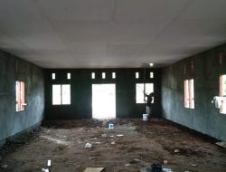 Pengecatan Plafon dan Pengerjaan Rabat di Lokasi Pembangunan Gereja TMMD